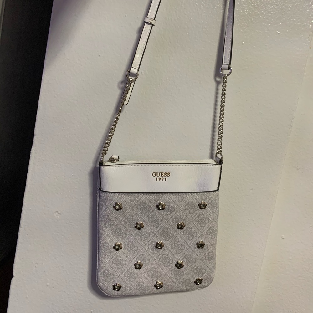 I am selling a guess shoulder bag!